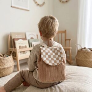 sac à dos maternelle damier porté par un enfant