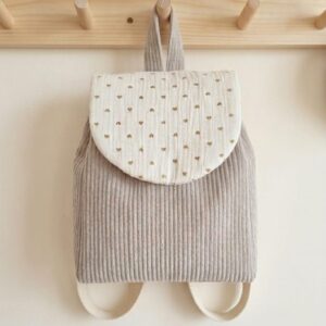 Sac à dos maternelle en velours côtelé beige suspendu avec rabat en gaze de coton écrue à motif petits cœurs, parfait pour école ou crèche.